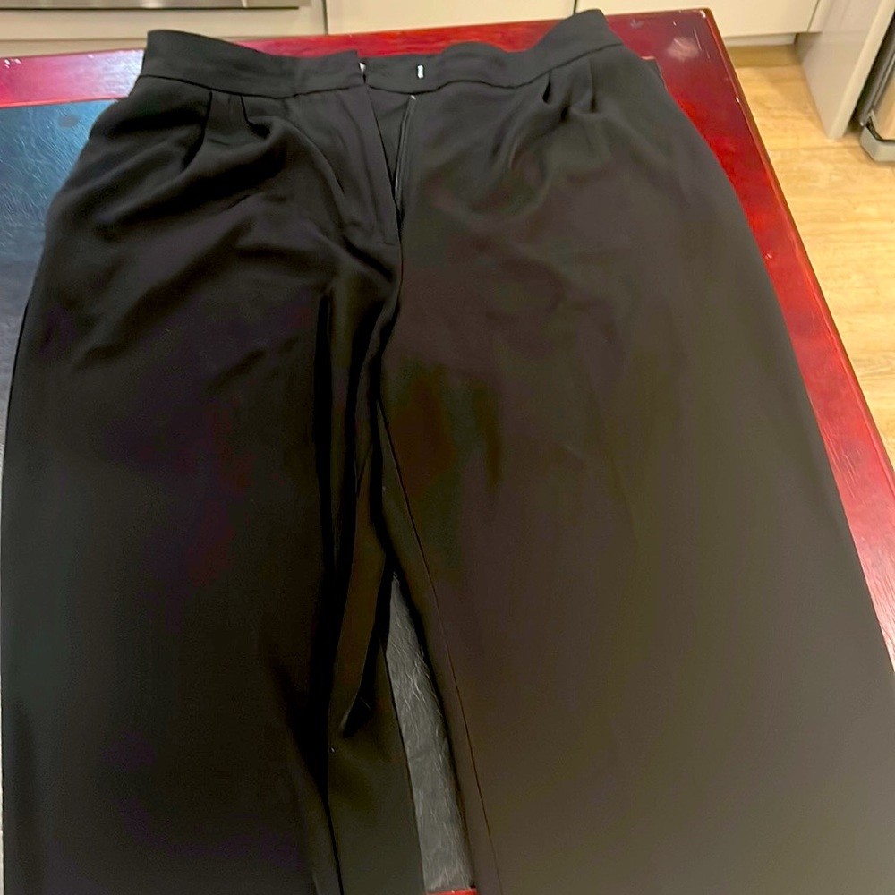 Loose women’s dress pants 💁🏻‍♀️